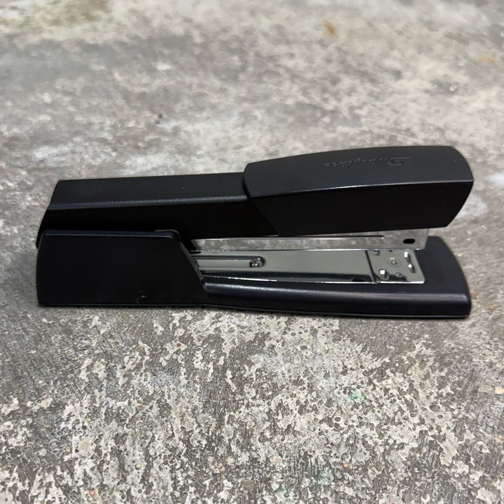 Swingline Full Strip Desktop Stapler 40XXX - Picture 3 of 6